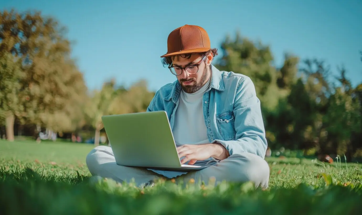 Кадр во весь рост: мужчина работает на природе.